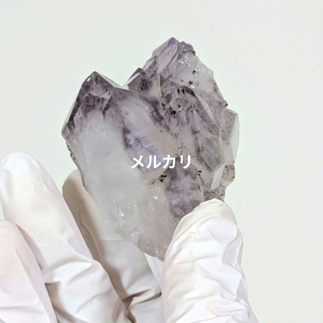 特徴的なアメジスト原石（扇形状内包物入り）
