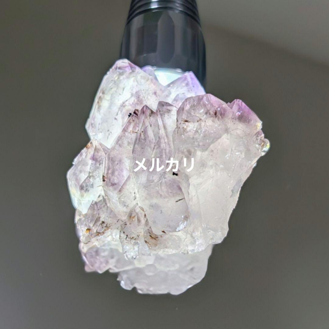 特徴的なアメジスト原石（扇形状内包物入り）