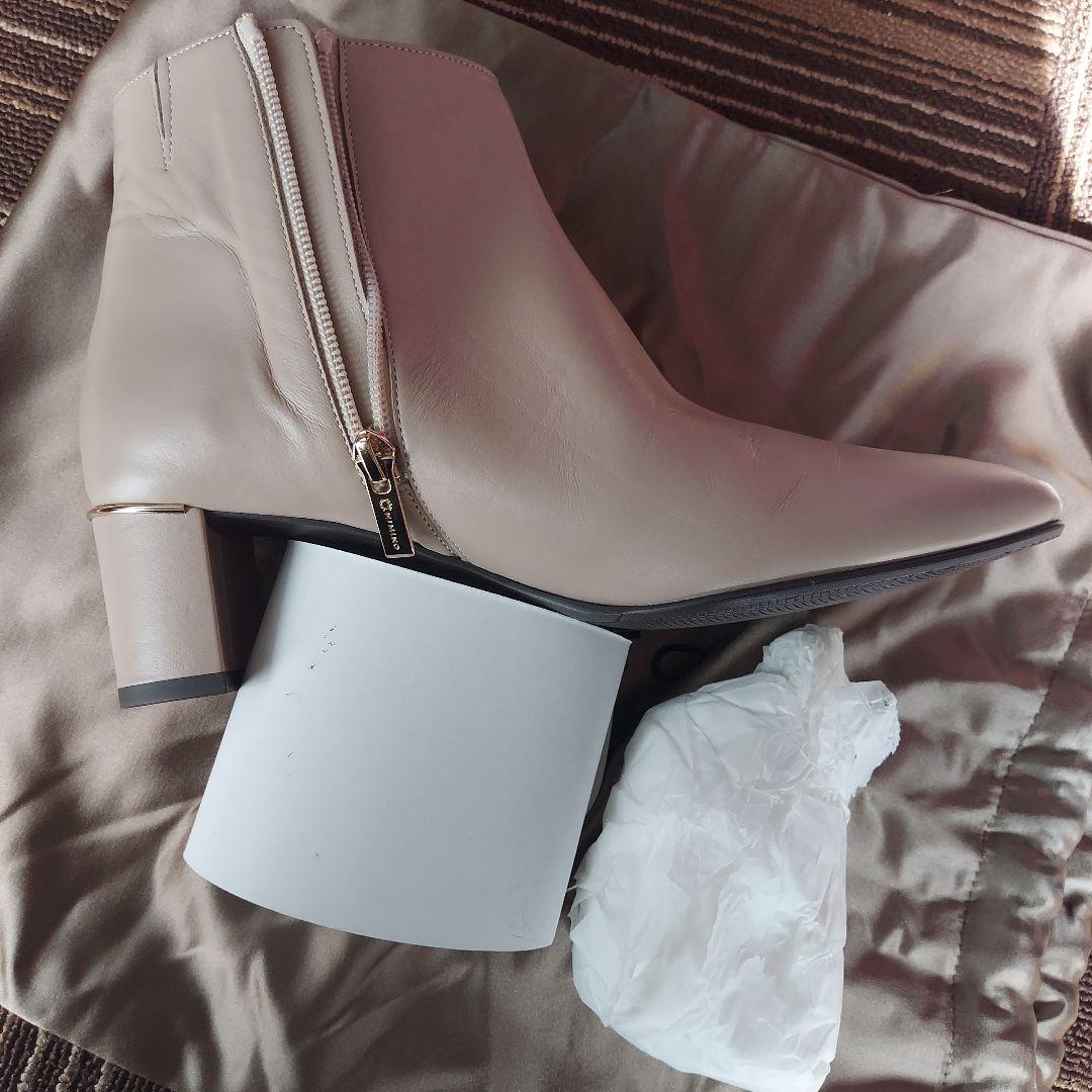 新品　未使用２４cm　HIMIKO ベージュ サイドゴアブーツ 中ヒール