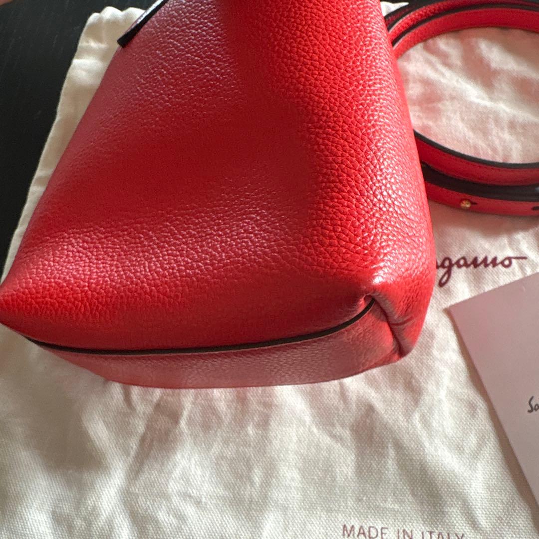 フェラガモ　ミニ　バッグ　2way レッド
