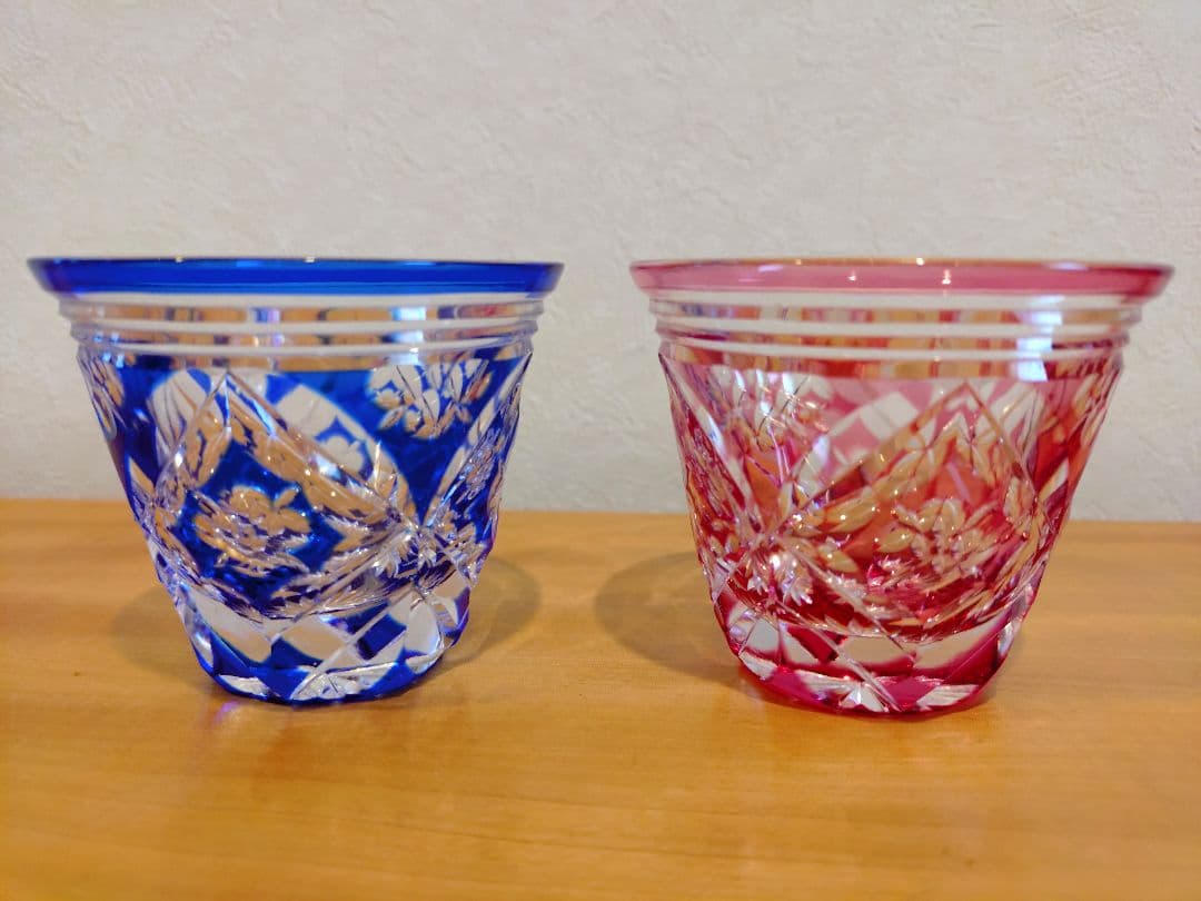 【江戸切子】七宝四花菱文様 ぐい呑 ペア 金赤・瑠璃「硝子工房 彩鳳」木箱入り