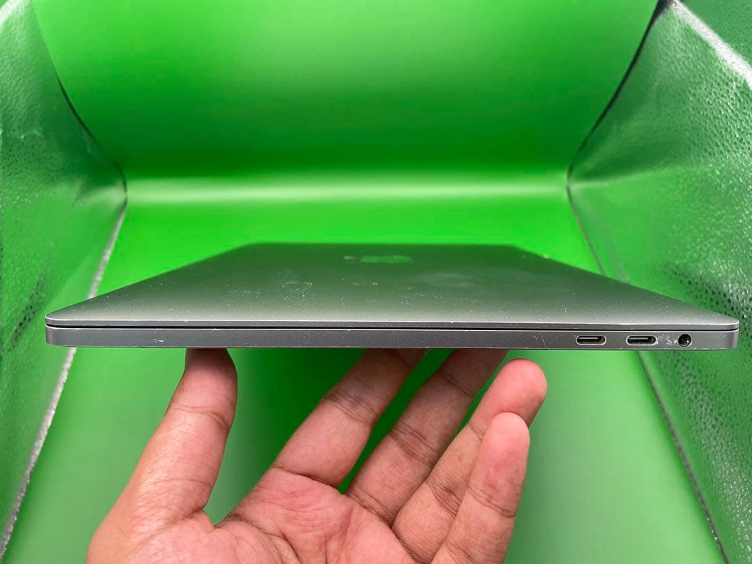 MacBook Pro 2019 – i7 / 16GB / 512GB 中古