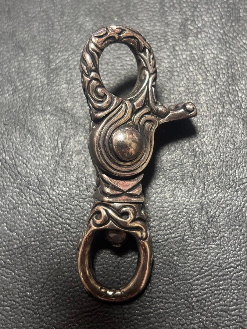 ALZUNI 大サイズナスカンクリップ　クロスボール&唐草モチーフ