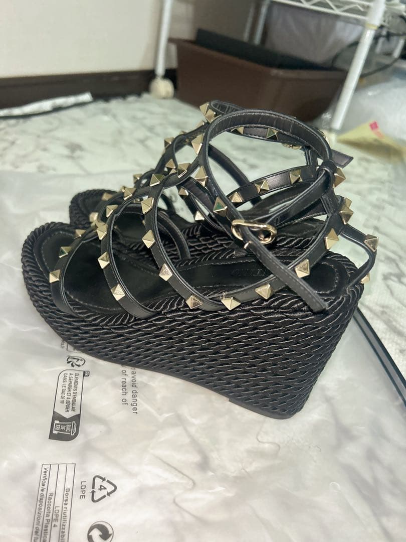 VALENTINO スタッズ付きブラックウェッジサンダル