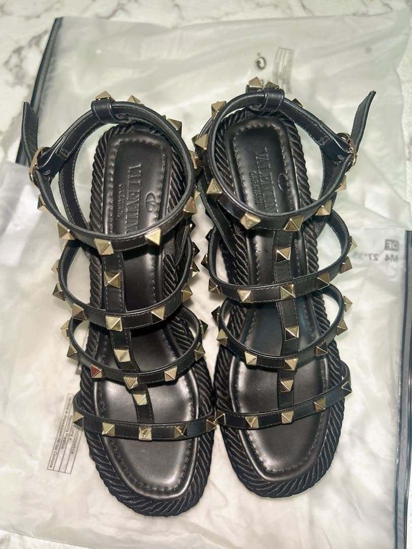 VALENTINO スタッズ付きブラックウェッジサンダル