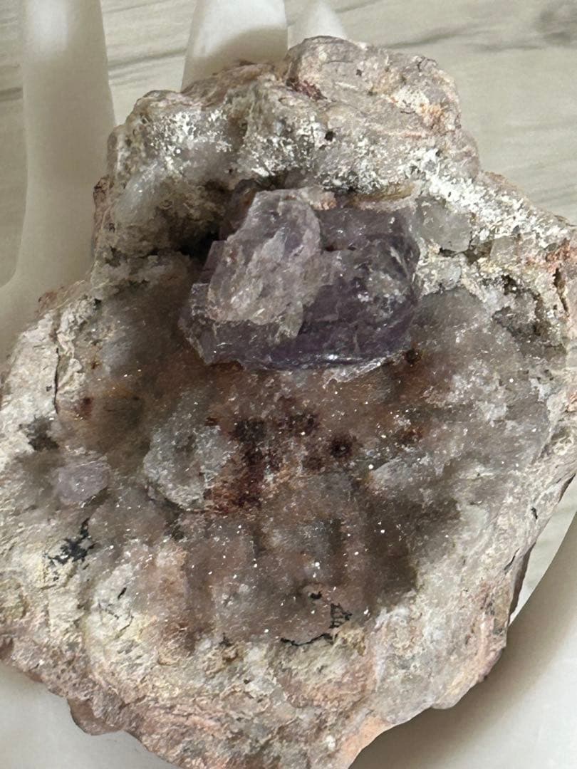 ピンクアメジスト × アメジスト 共生原石 ― 成長の時間を宿す一点 ―