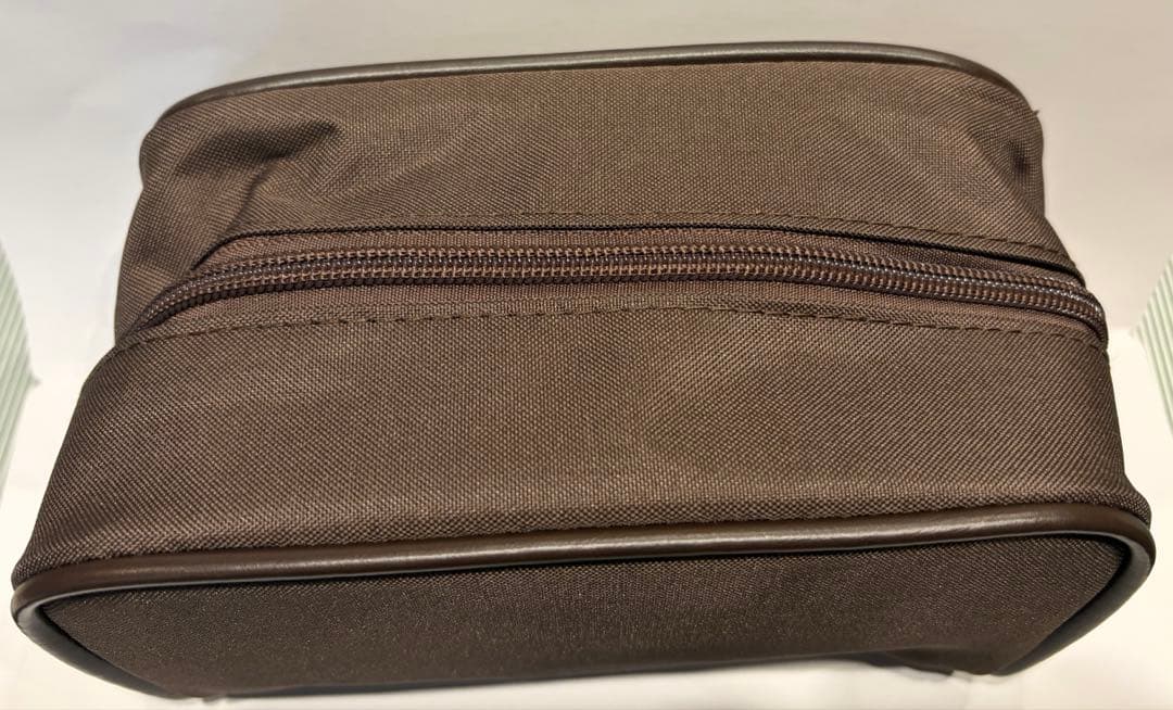 エミレーツ航空ビジネスクラスアメニティポーチ&パジャマ&スリッパの6点セット