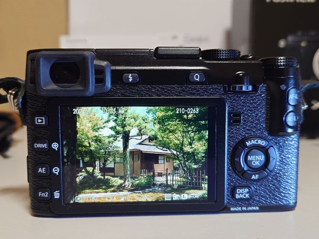 【美品】FUJIFILM X-E2 ボディ 撮影枚数1,000未満 おまけ付き