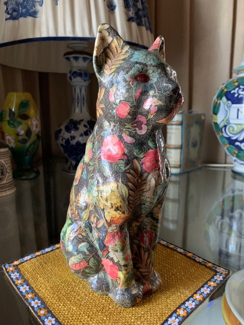 イギリス製デコパージュ猫　立ち姿の凛々しいデコパージュされた猫ちゃん！