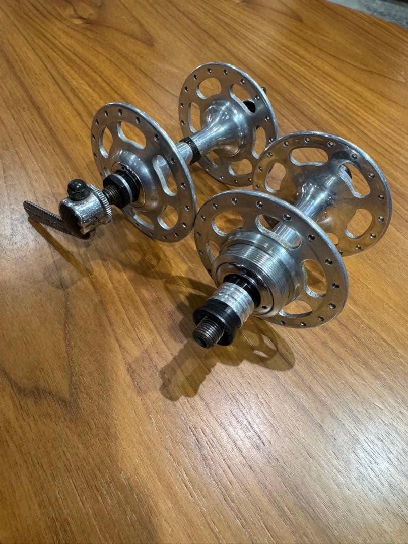 Campagnoloアルミ製ホール付きハブ クランク付き