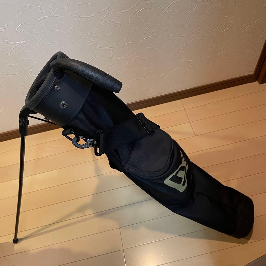 ニューエラ(NEW ERA)セルフスタンドバッグ ブラック / 金ロゴ