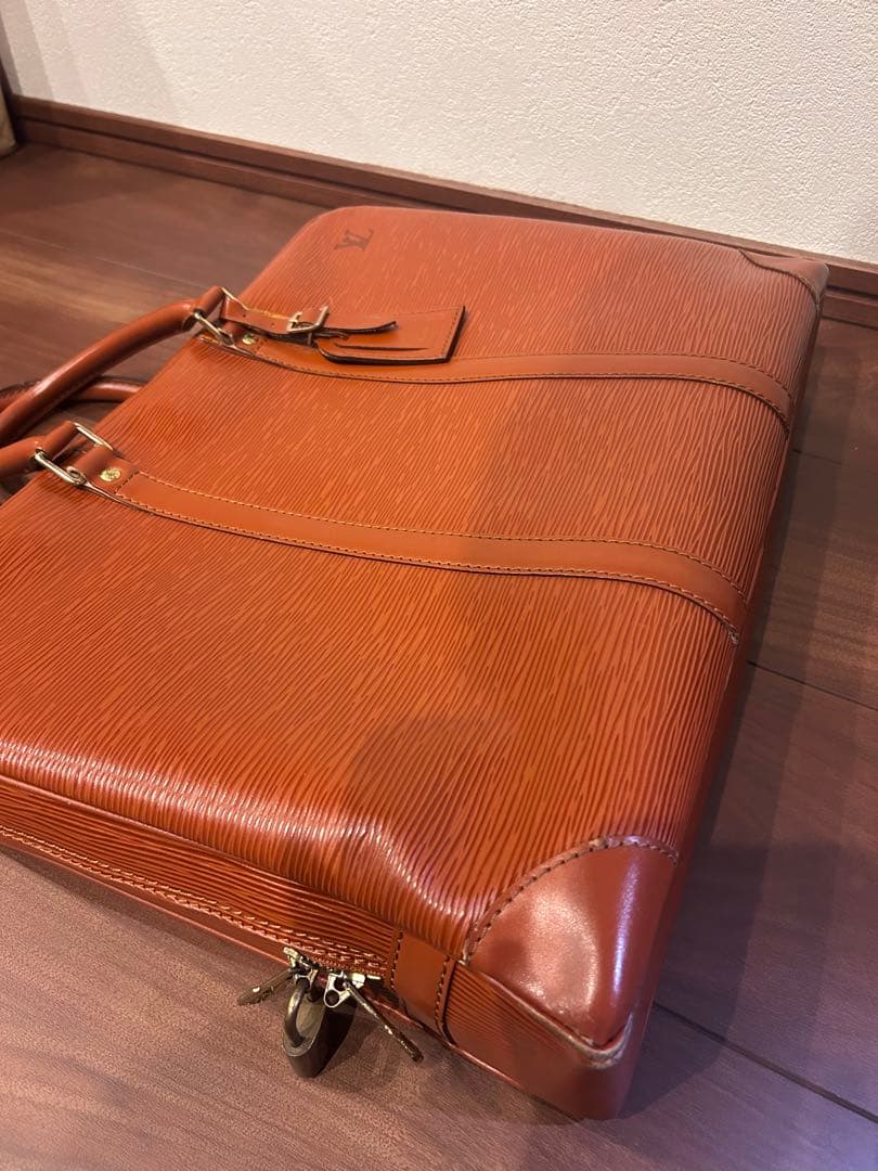 ルイ ヴィトン エピ ポルトドキュマン ヴォワヤージュ