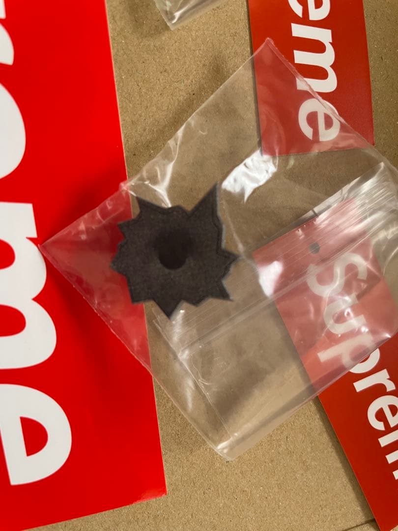 アクセサリー Supreme Bullet Hole Pin Nate Lowman
