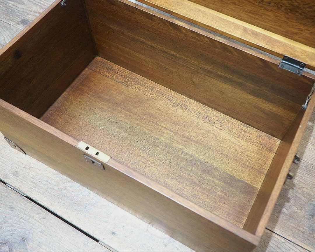 1356 鍵付き　無垢材の重厚なトランク　木箱　収納ケース　センターテーブル