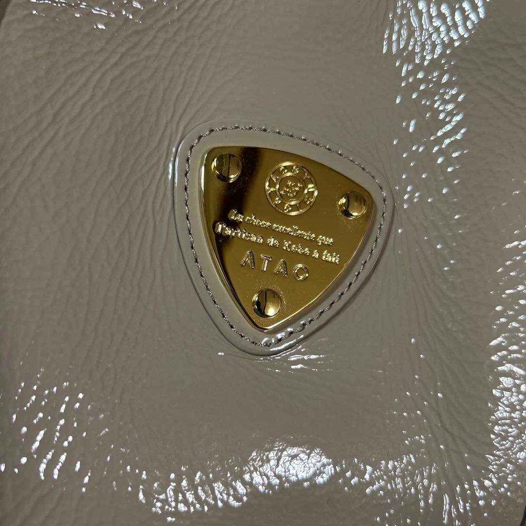 美品 ATAO光沢ショルダーバッグ タッセル付き グレージュ