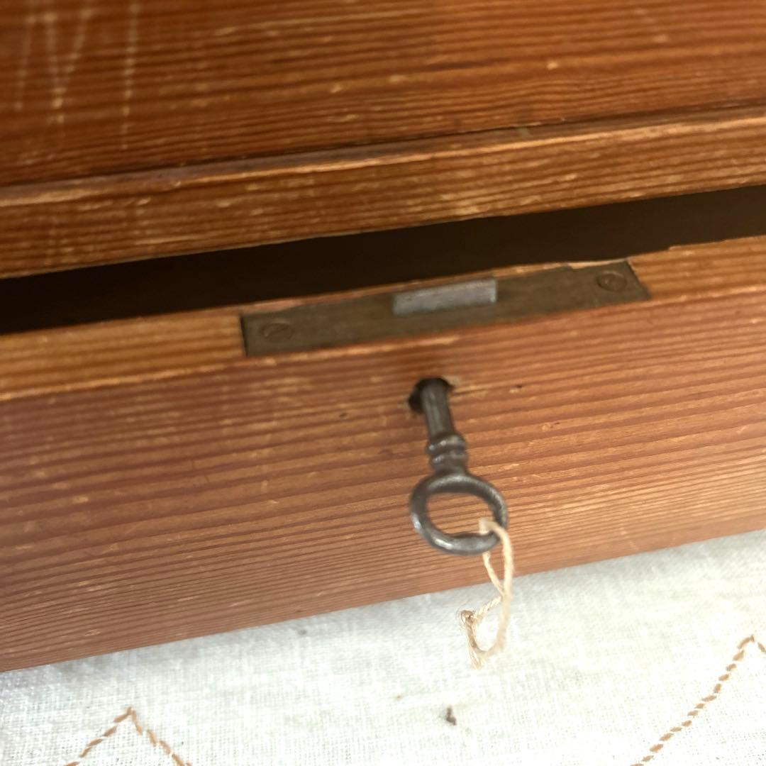 イギリスアンティーク　オールドパイン　鍵付きスモールチェスト