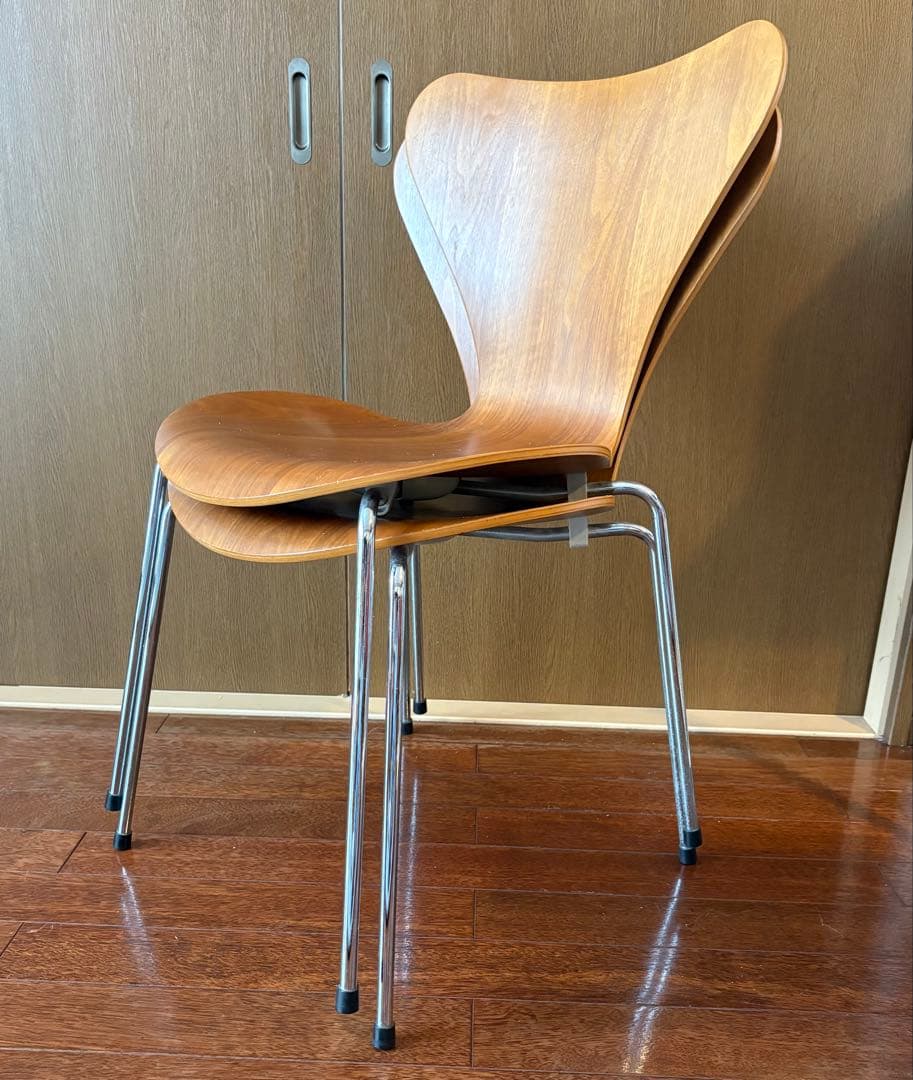 2003製正規品:Fritz Hansen セブンチェア(左)