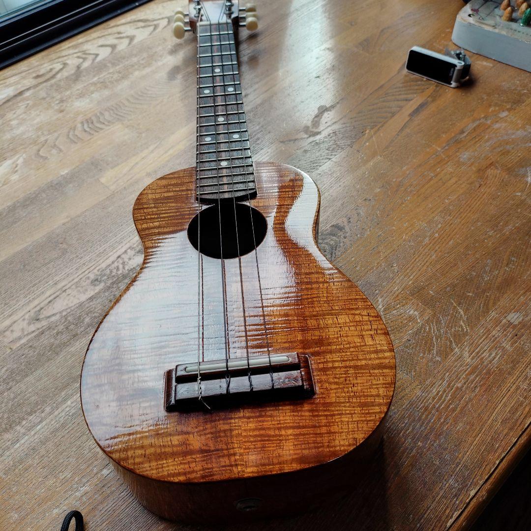 志茂ウクレレの6弦ウクレレ