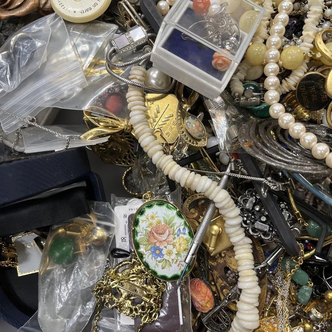 W*E様 アクセサリー　イヤリングネックレスなど　まとめ売り　9kgぐらい　現状