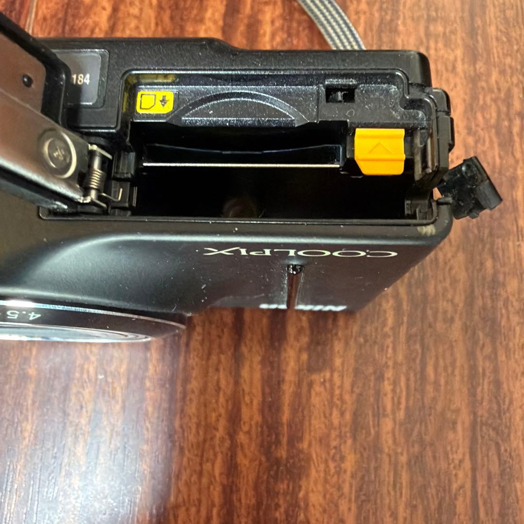 ニコンCOOLPIX S8200 デジカメ（充電器、4GBのSD付）