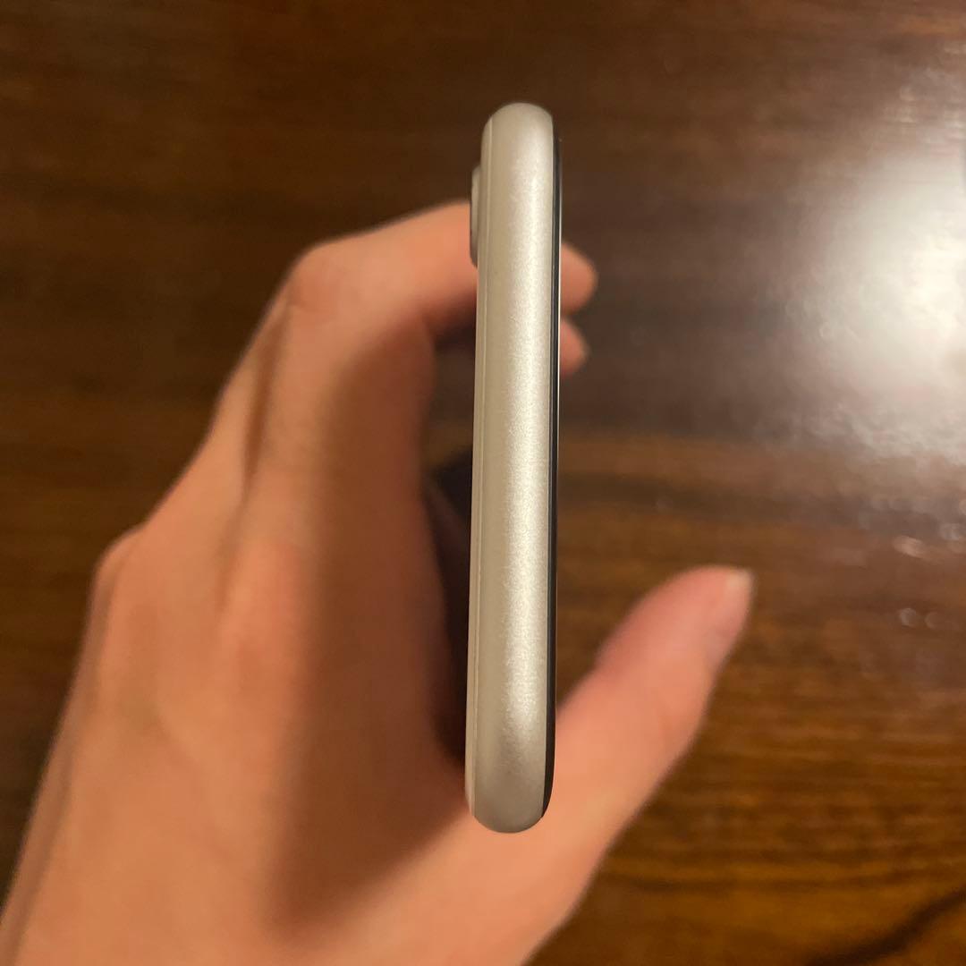 iPhone SE 第2世代　64GB ホワイト　最新iOS18 SIMフリー