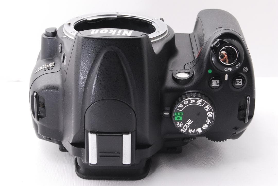 シャッター新品級 Nikon D5000 簡単操作！画面反転で自撮り撮影♪