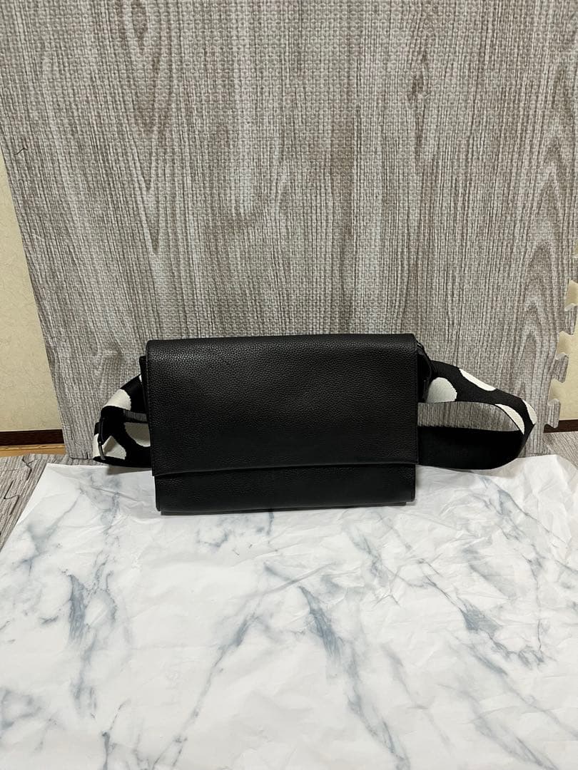 【美品】イアパピヨネ 柄 ワイドテープ ショルダー バッグ ブラック ボディ