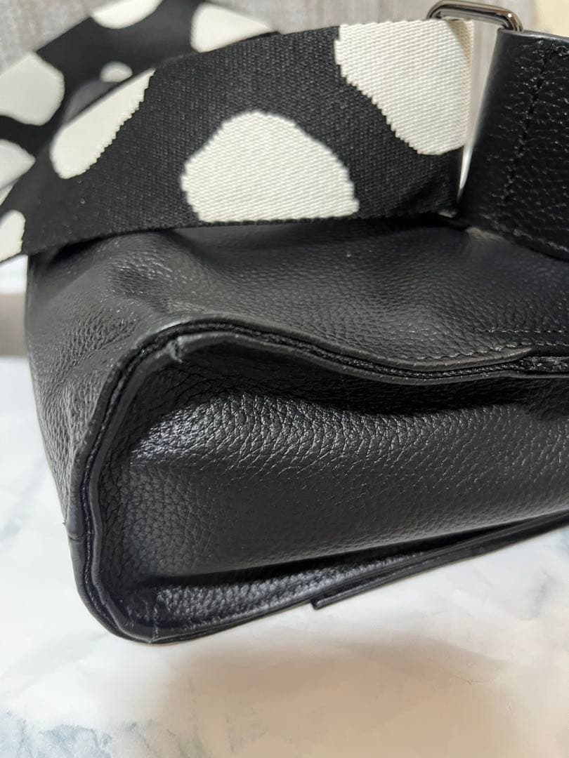 【美品】イアパピヨネ 柄 ワイドテープ ショルダー バッグ ブラック ボディ