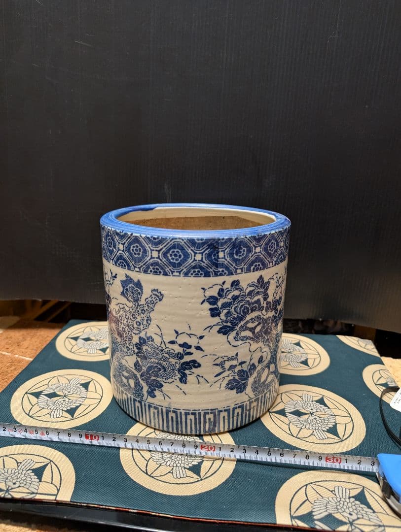 染付青白い花柄の陶器製火鉢アンティック