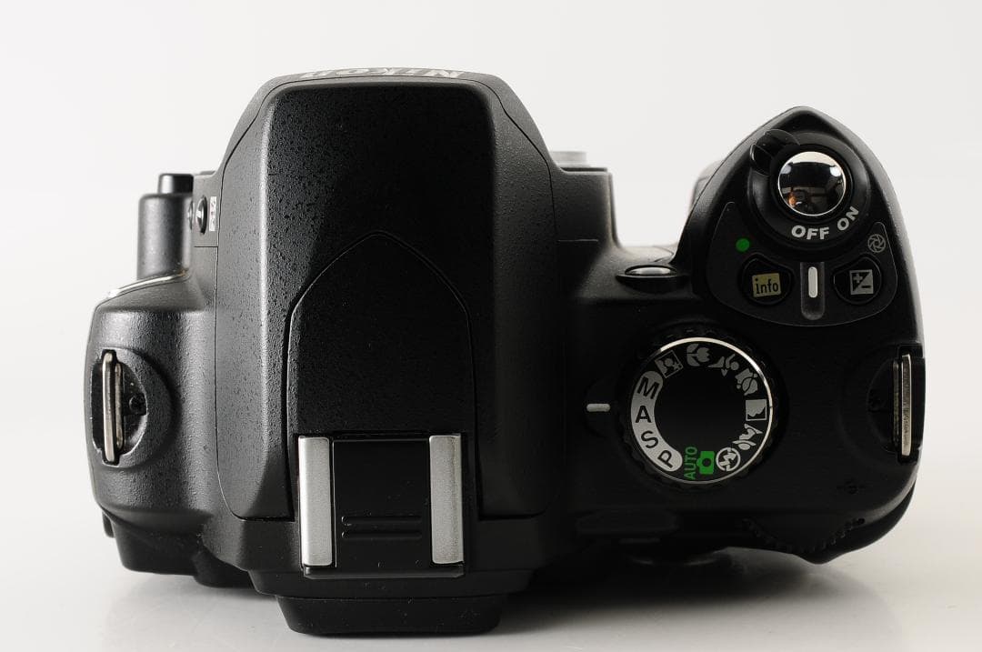 【ほぼ新品】 ニコン Nikon D40 ボディ シャッター回数 1900回