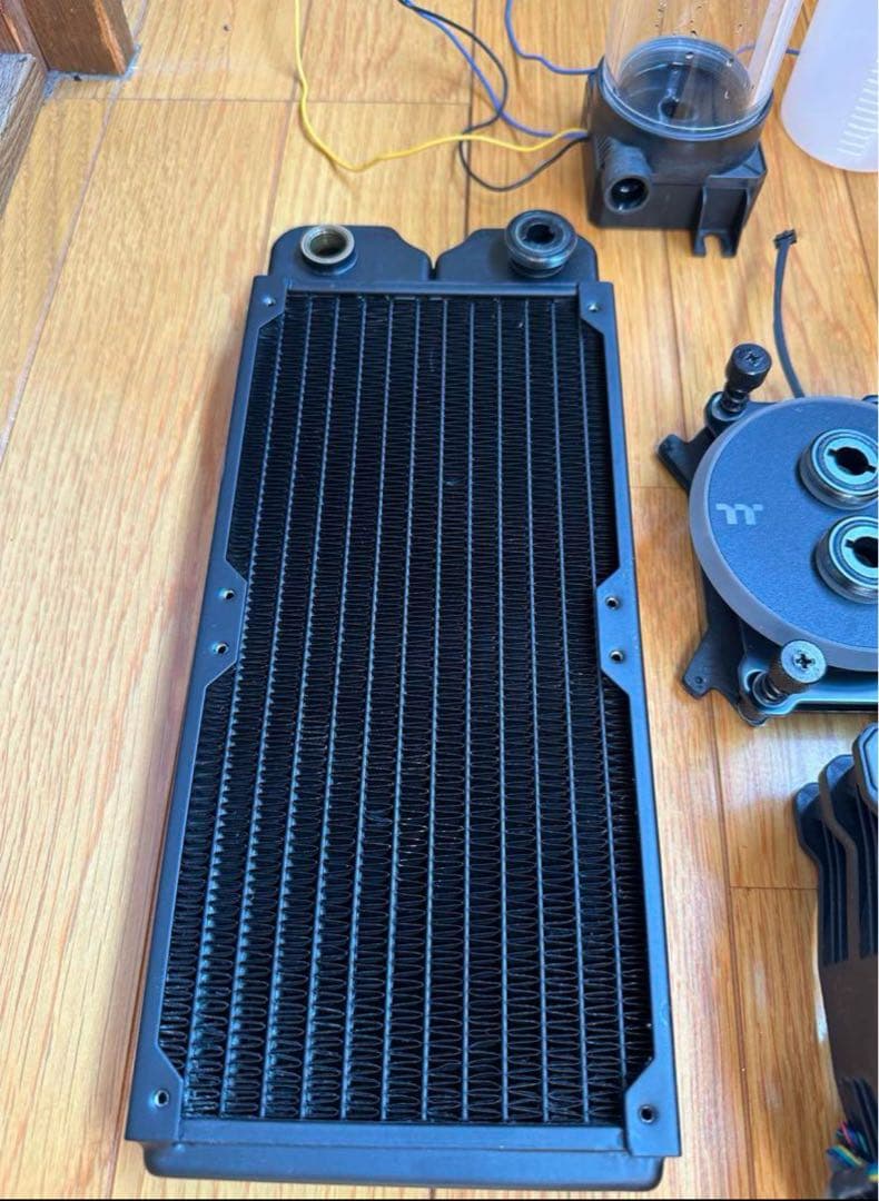 Thermaltake 240mm CPU本格水冷クーラー
