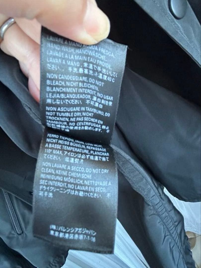 BALENCIAGA 黒 ナイロンジャケット バックプリント　フード収納