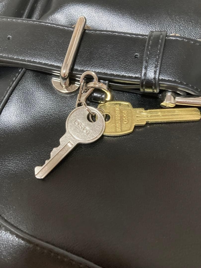 ✨ 状態良好✨OSOI 黒 ハンドバッグ 鍵付き