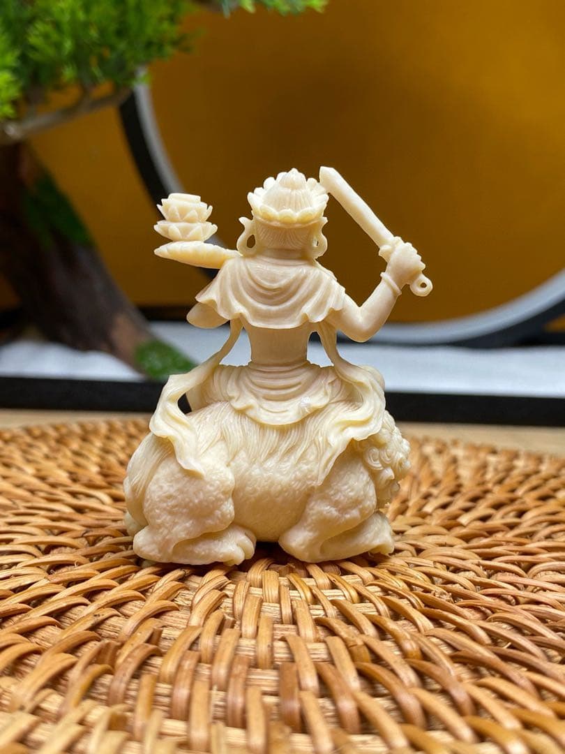 天然マンモス牙美しい手作り彫刻　文殊菩薩　小さいな置物