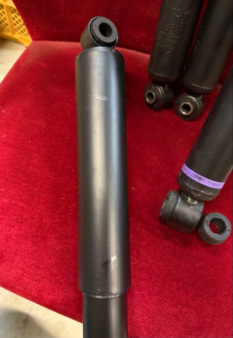 200系ハイエース　4型　新車取り外し　ショックアブソーバー　KYB