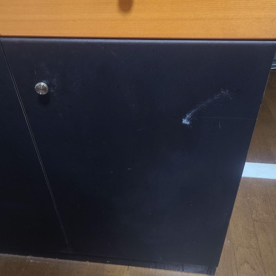 ガラス扉付きインテリア棚