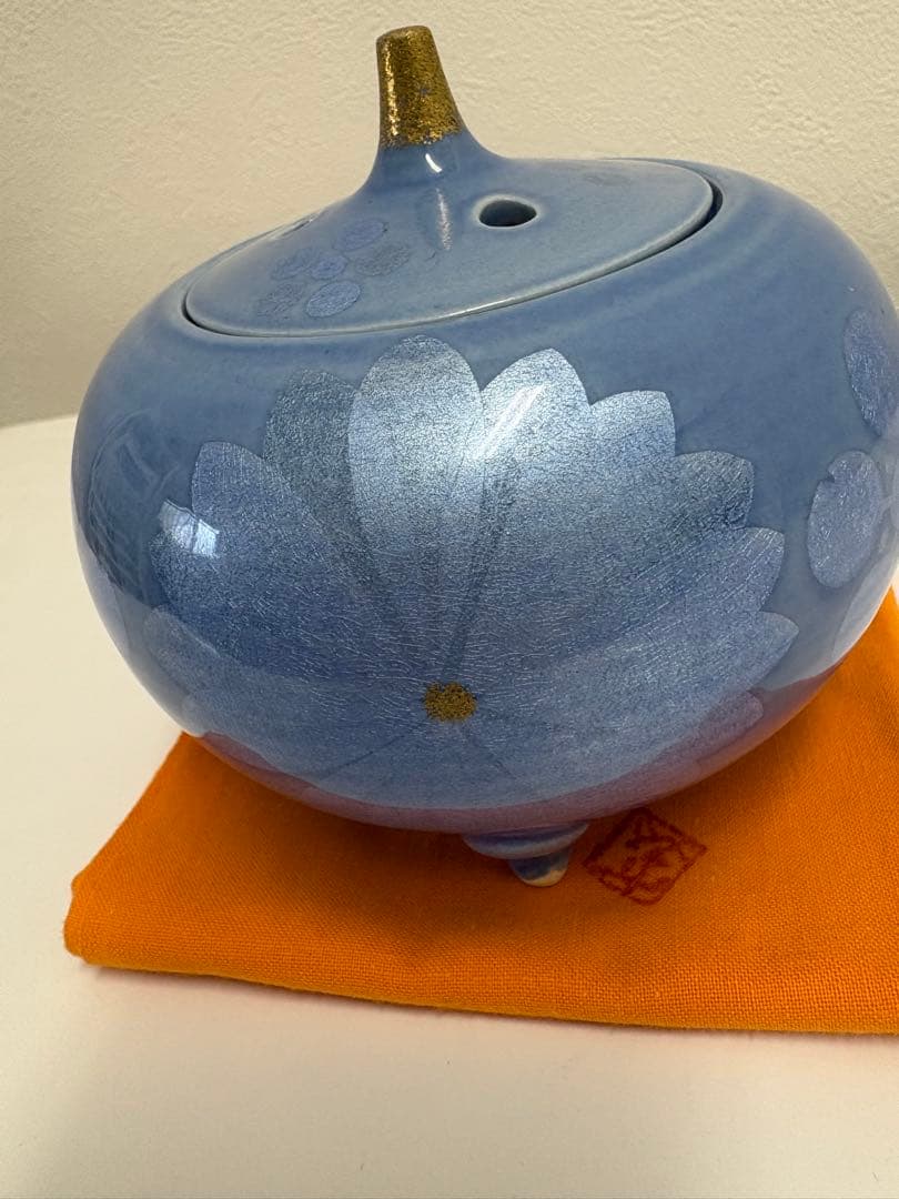 中田一於 九谷 淡青釉裏銀彩 花蝶文 香炉 共箱 伝統工芸