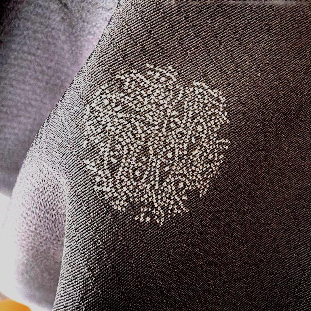 【小紋】　濃紺お召絹地に 雪輪　飛び柄　彫りと染め作家物　素敵な装い