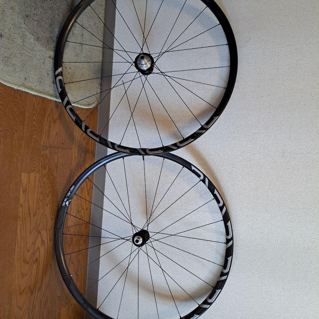 REVEL BIKE RW23カーボングラベルホイール リアスポーク１本折れ