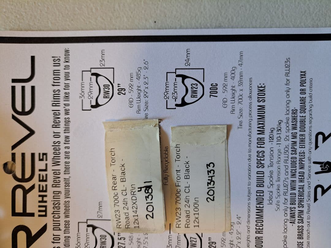 REVEL BIKE RW23カーボングラベルホイール リアスポーク１本折れ