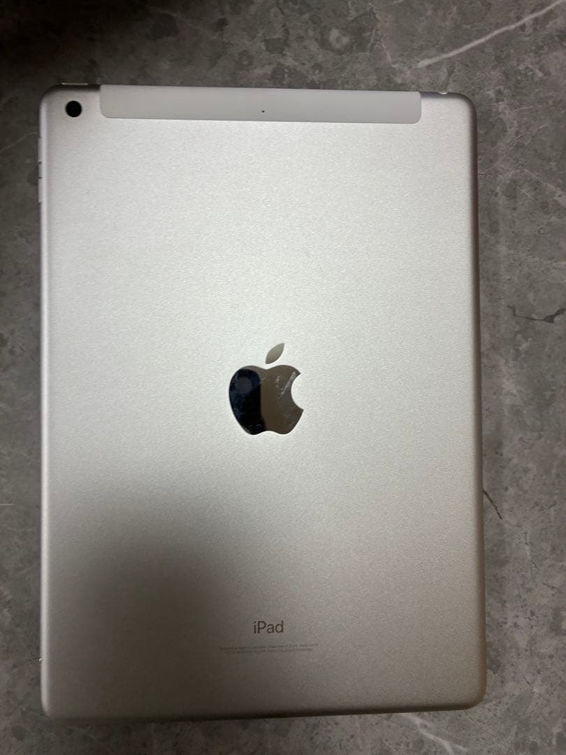 Apple iPad シルバー 本体　第六世代　第6世代