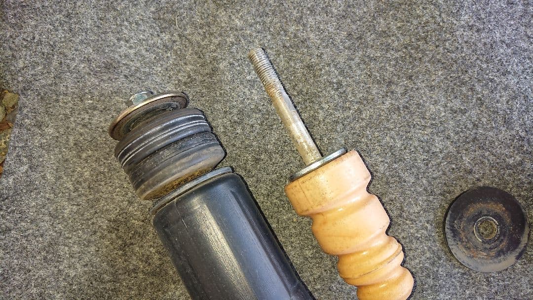 フィット GE8用 (リアのみ)SHOWA製ショックアブソーバー