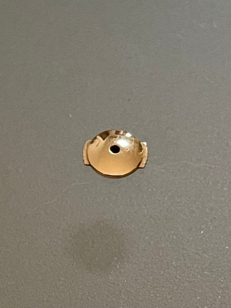 片耳　カルティエピアスキャッチのみ　イエローゴ－ルド750/18K刻印あり