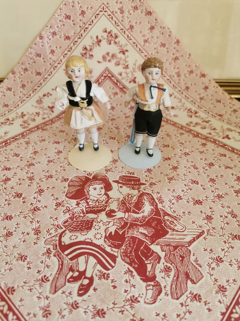 ヴィンテージフランスアルザス フォークロアの少女少女 林檎 小花のコットンクロス