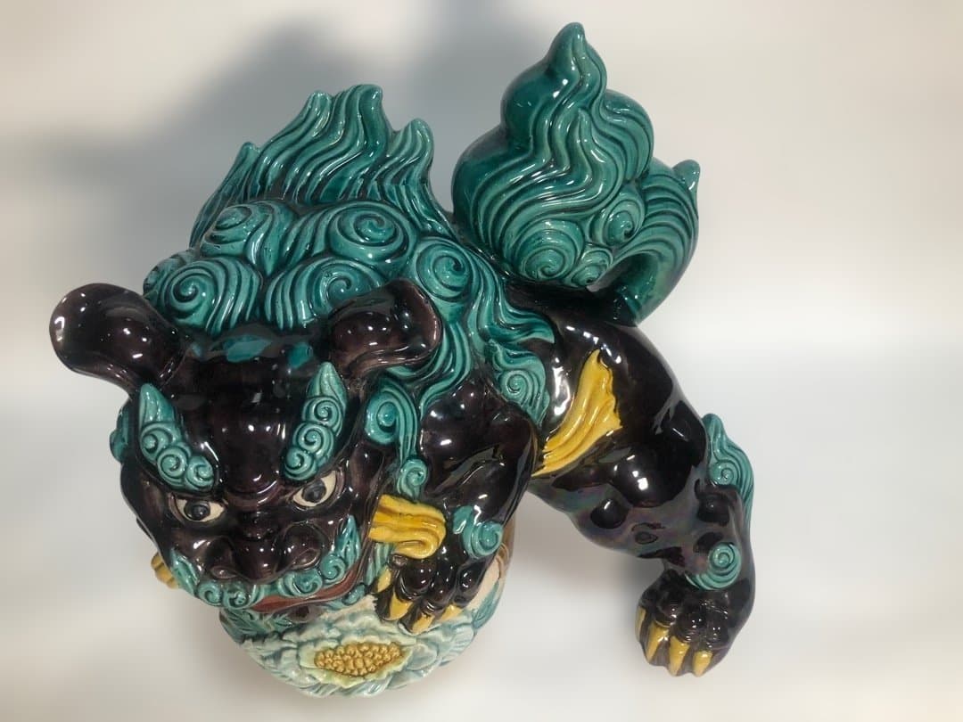 九谷焼　色絵玉乗り獅子　糠川清章造　縁起物置物　欅台付　魔除