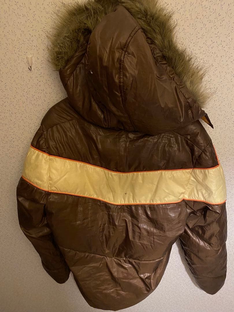 フード付きブラウンダウンジャケット