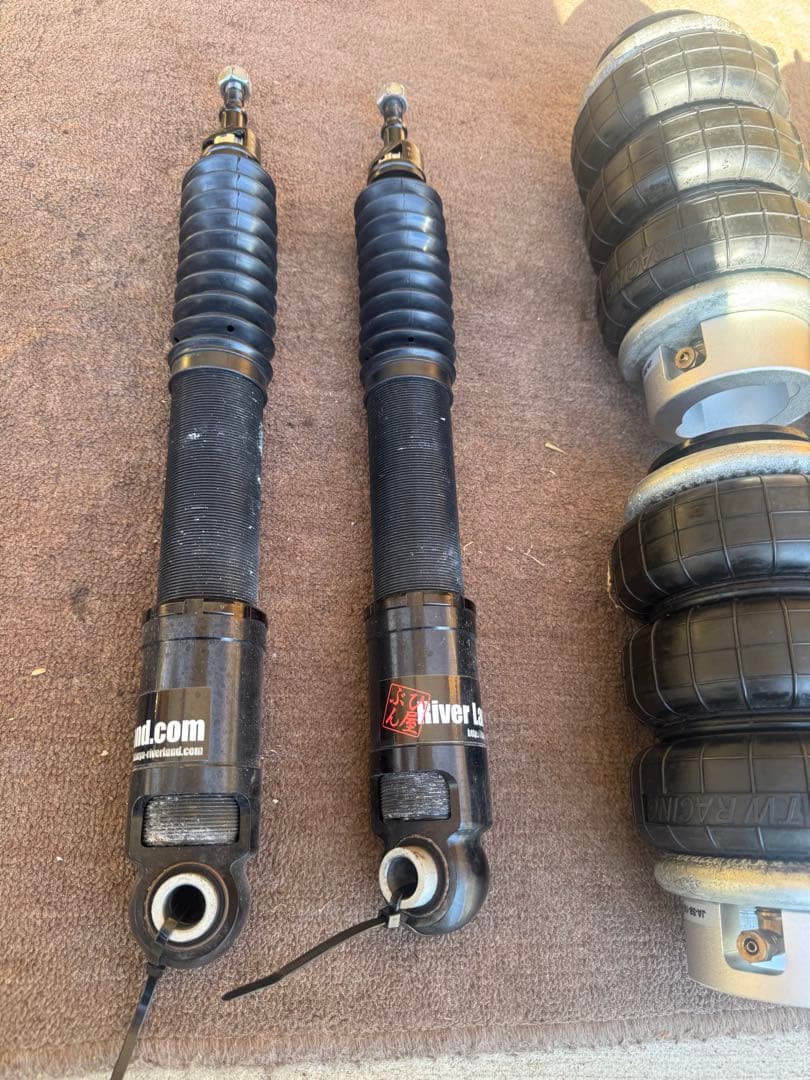 トヨタカローラツーリングハイブリッド219 エアサス　リア脚のみ50プリウスにも