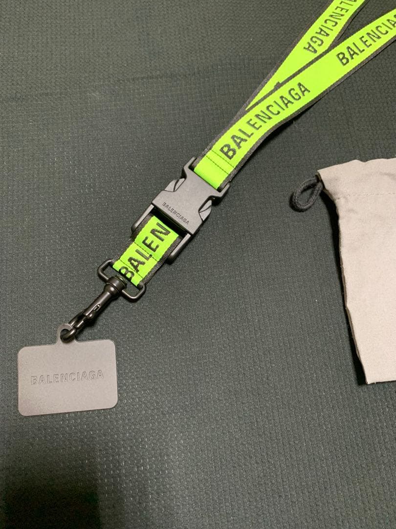 バレンシアガ ネックストラップ 蛍光イエロー