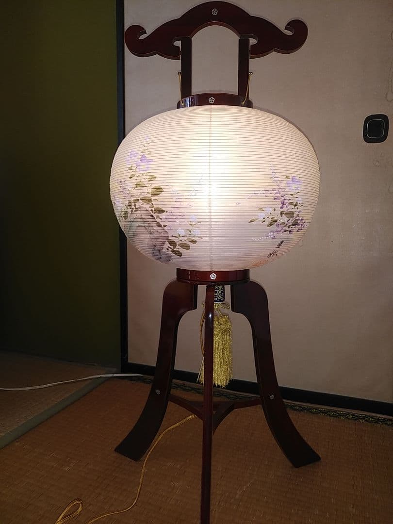 黒檀のお仏壇と仏具各種、漆塗り絹張り手描き絵お盆提灯(みのじ製岐阜提灯)一対