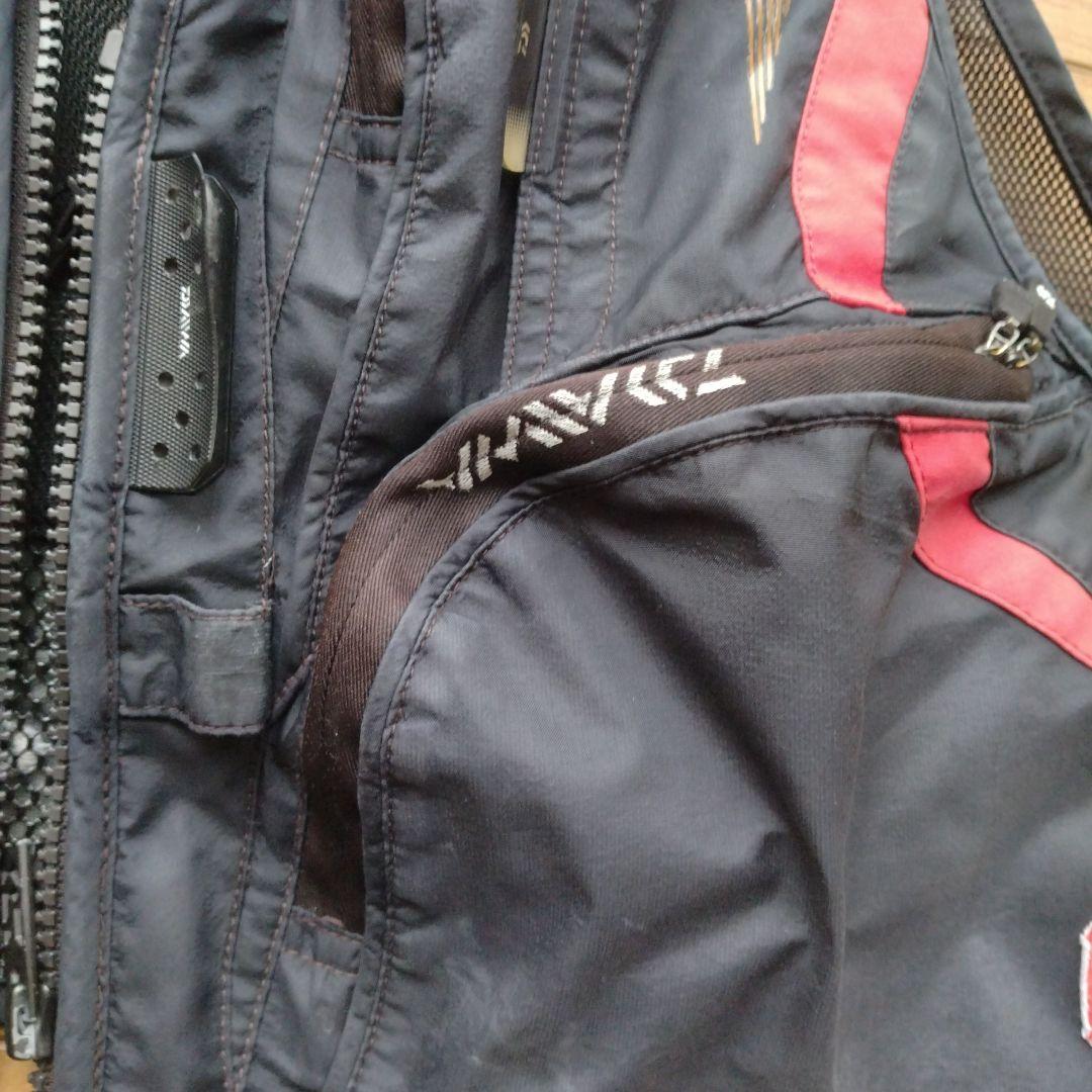 ダイワ スペシャル鮎フィッシングベスト 黒/赤